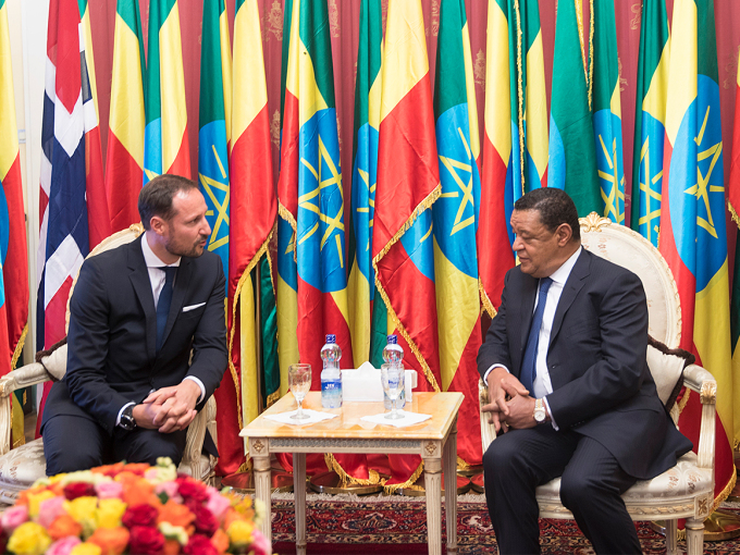 Kronprins Haakon i samtale med President Mulatu Teshome. Foto: Vidar Ruud, NTB scanpix